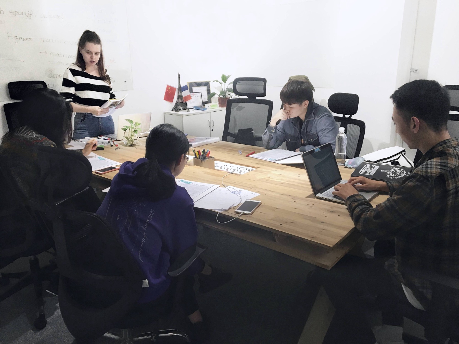爱雅法语教师与学生在小班课堂中互动